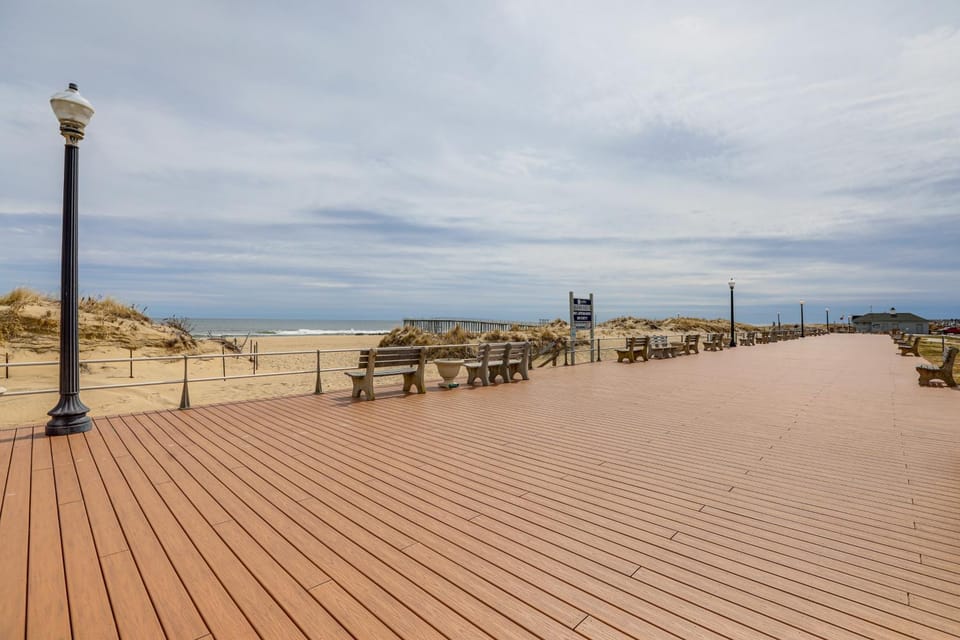 Steps to Shore & Boardwalk! Ocean Grove Getaway Apartment in Ocean Grove