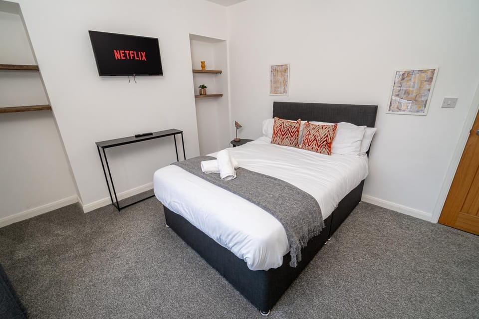 Bed, TV and multimedia, Photo of the whole room, Bedroom