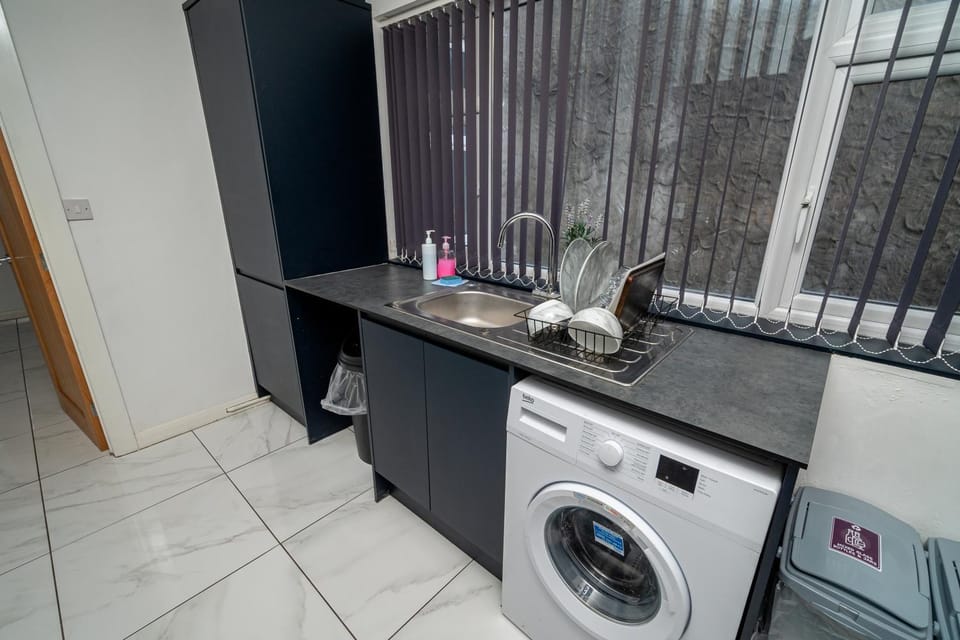 Kitchen or kitchenette, washing machine