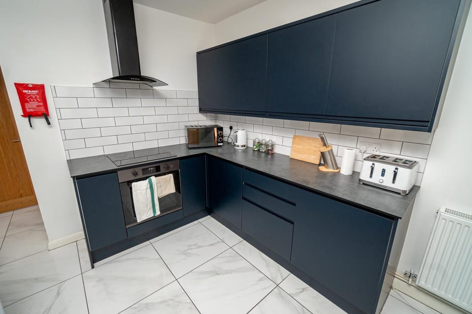 Coffee/tea facilities, Kitchen or kitchenette, stove