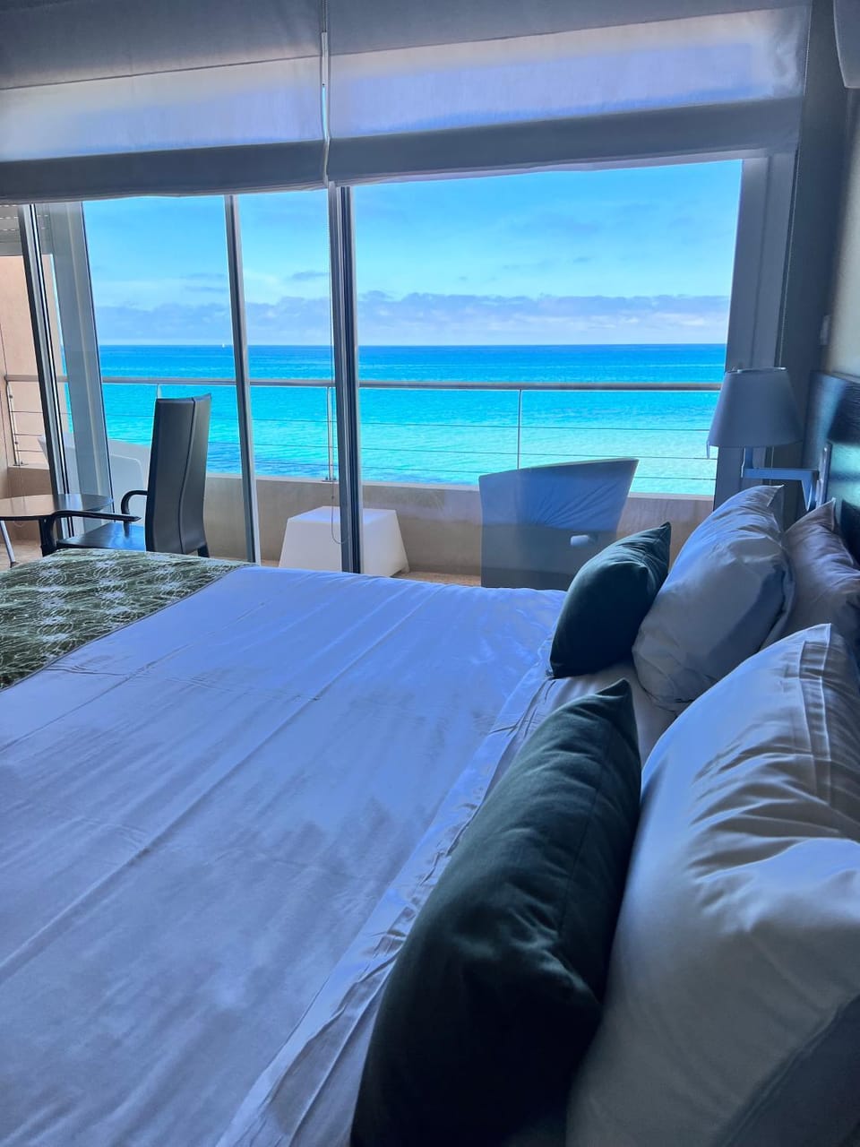 Communal lounge/ TV room, Bed, Living room, Photo of the whole room, Beach, Sea view
