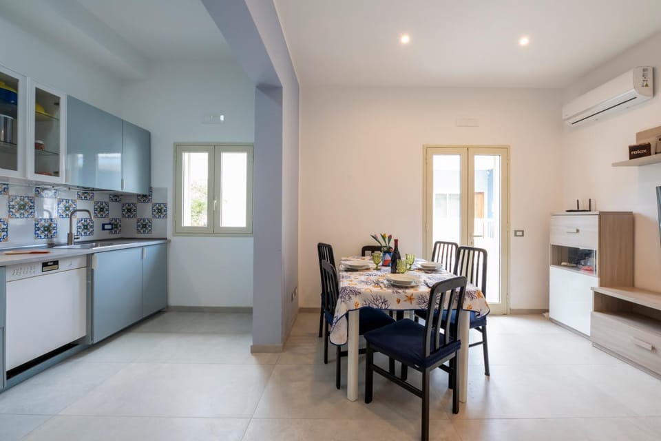 Dining area, kitchen
