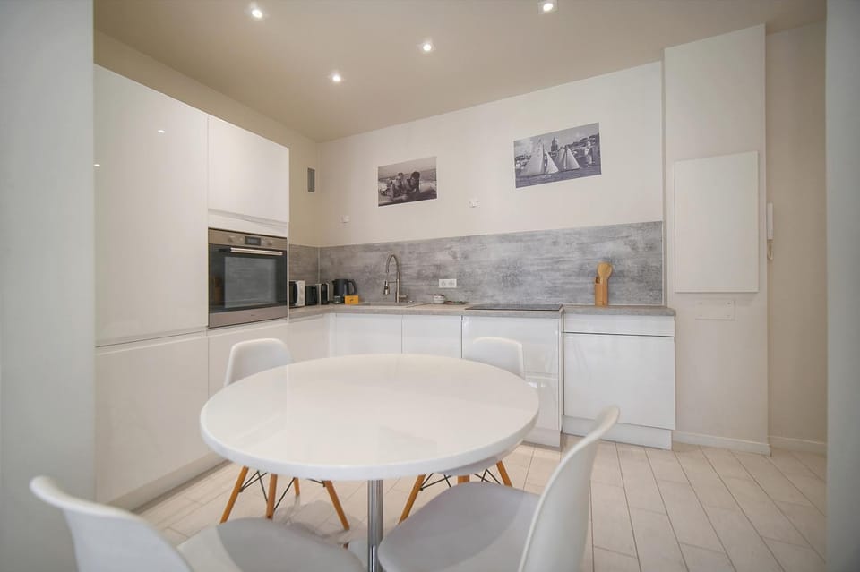 FRGK RUE HOCHE Luxury 2BR - Large Terrace - 2 min Palais Apartment in Cannes
