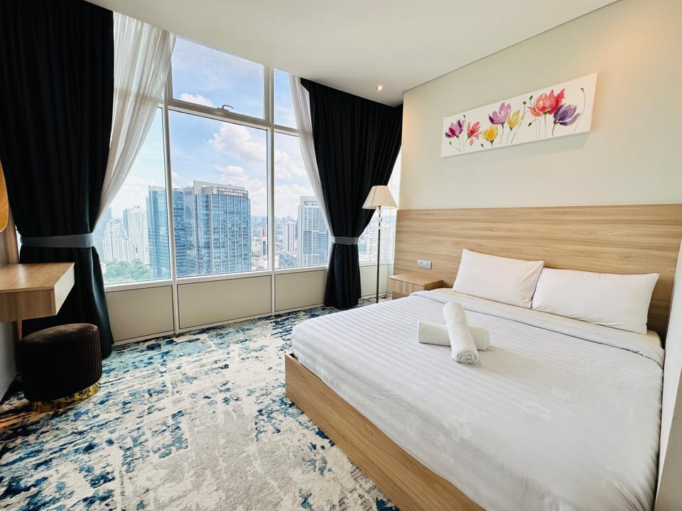 Bed, Living room, Photo of the whole room, Seating area, Bedroom