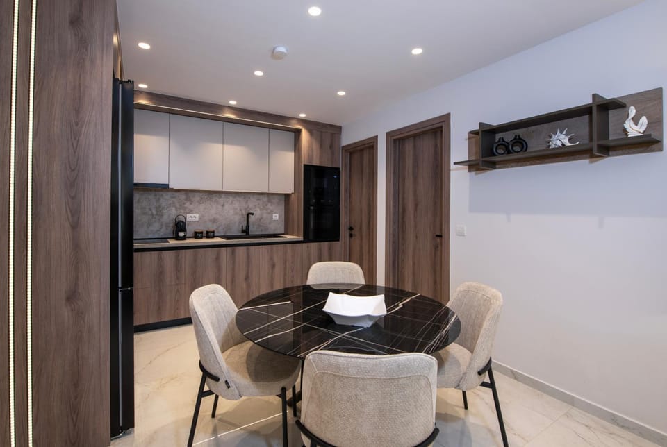 Kitchen or kitchenette, Seating area, Dining area, stove