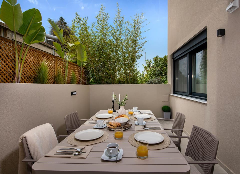 Patio, Day, Dining area