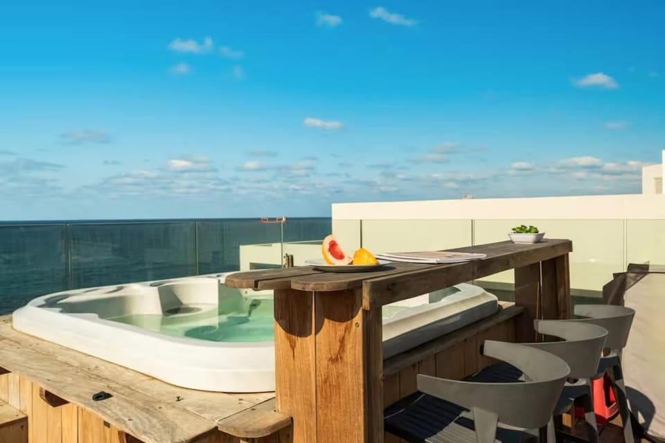 Penthouse With Jacuzzi on the Beach by Lime Luxe Apartment in Haifa