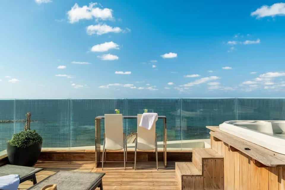Penthouse With Jacuzzi on the Beach by Lime Luxe Apartment in Haifa