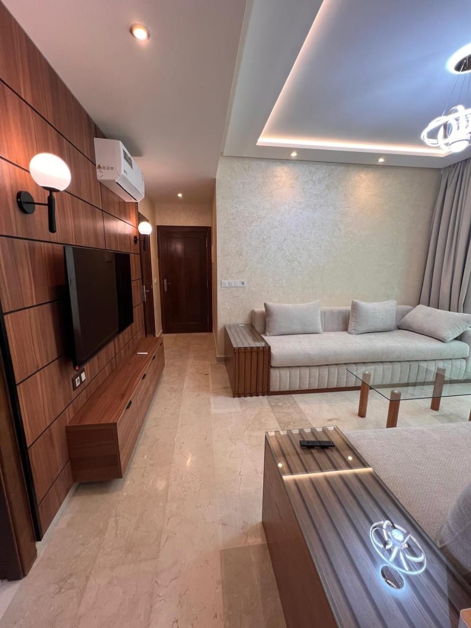 Communal lounge/ TV room, TV and multimedia, Living room, Seating area, Evening entertainment, air conditioner