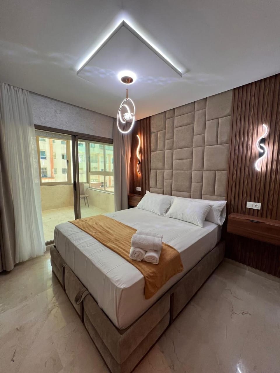 Bed, Photo of the whole room, Bedroom, towels