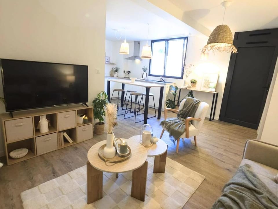 Communal lounge/ TV room, TV and multimedia, Kitchen or kitchenette, Living room, Seating area, Dining area