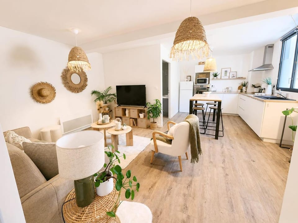 TV and multimedia, Kitchen or kitchenette, Living room, Seating area, Dining area, oven, stove
