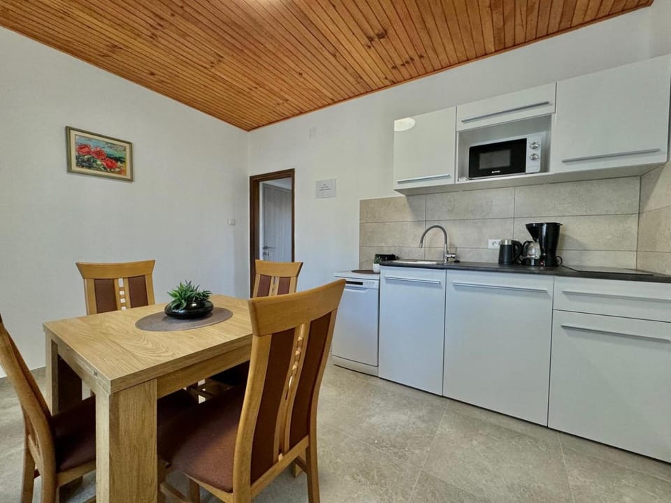 Kitchen or kitchenette, Dining area, stove