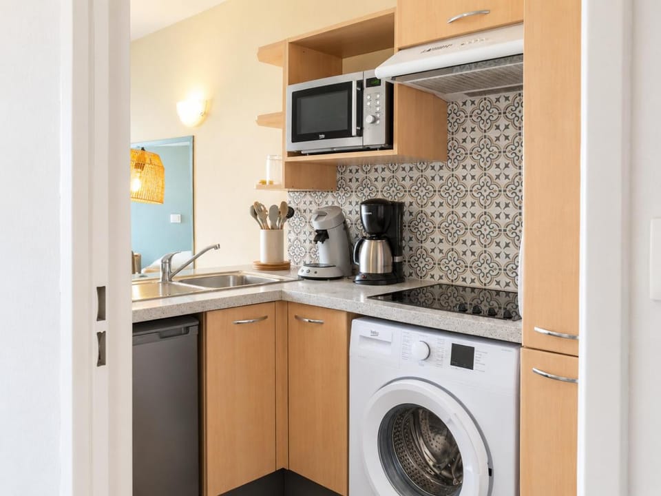Coffee/tea facilities, Kitchen or kitchenette, stove, toaster, washing machine