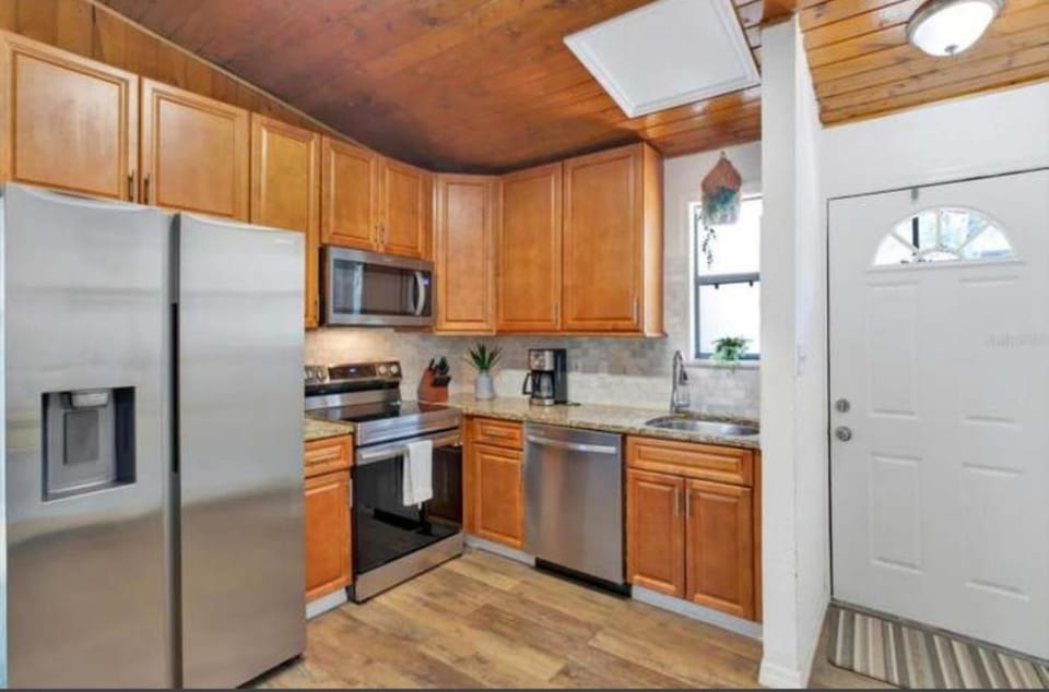 Kitchen or kitchenette, dishwasher, oven, pet friendly, stove, toaster