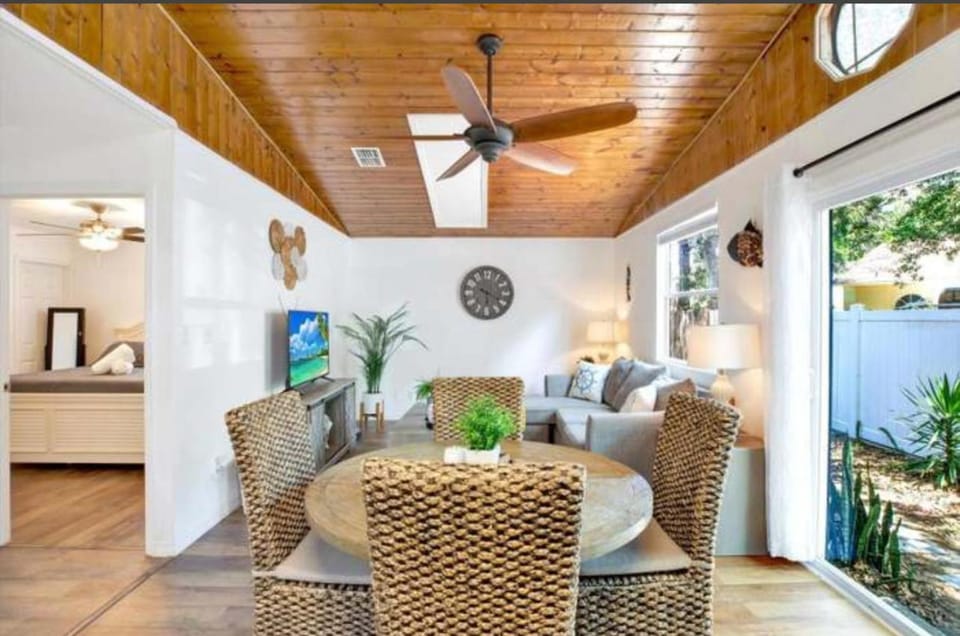 Clearwater 20 min Beach 10 min St Pete Airport Unit B House in Largo