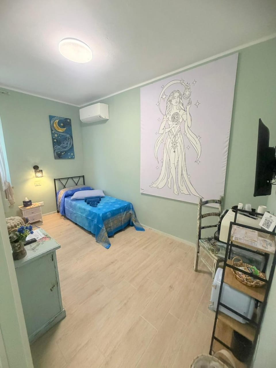 Photo of the whole room, Bedroom