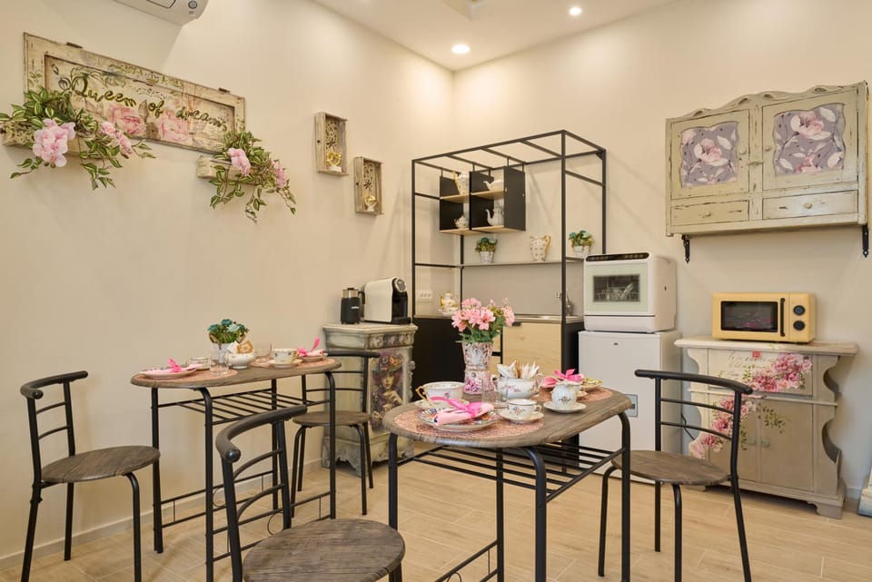 Coffee/tea facilities, Breakfast, minibar, Internal: Not applicable to any particular room