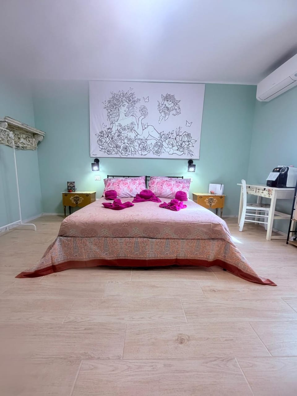 Photo of the whole room, Bedroom
