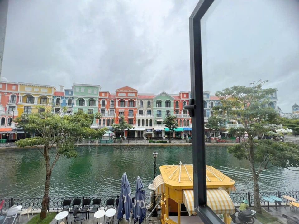 Property building, Nearby landmark, Communal lounge/ TV room, Day, Natural landscape, Activities, Evening entertainment, City view, Lake view, River view, Sea view, Location