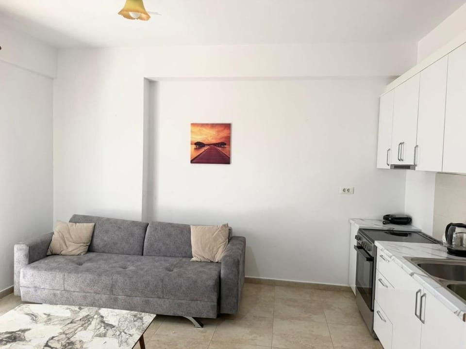 Relaxing Balcony Escape - Free Parking -5 Guests Apartment in Vlorë