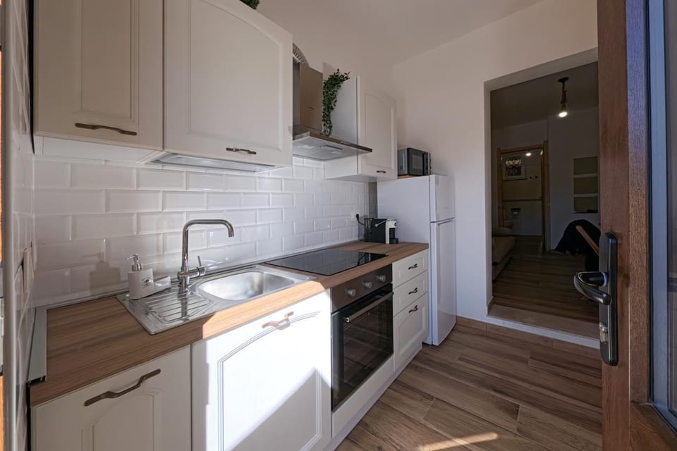 Kitchen or kitchenette, microwave, oven, stove