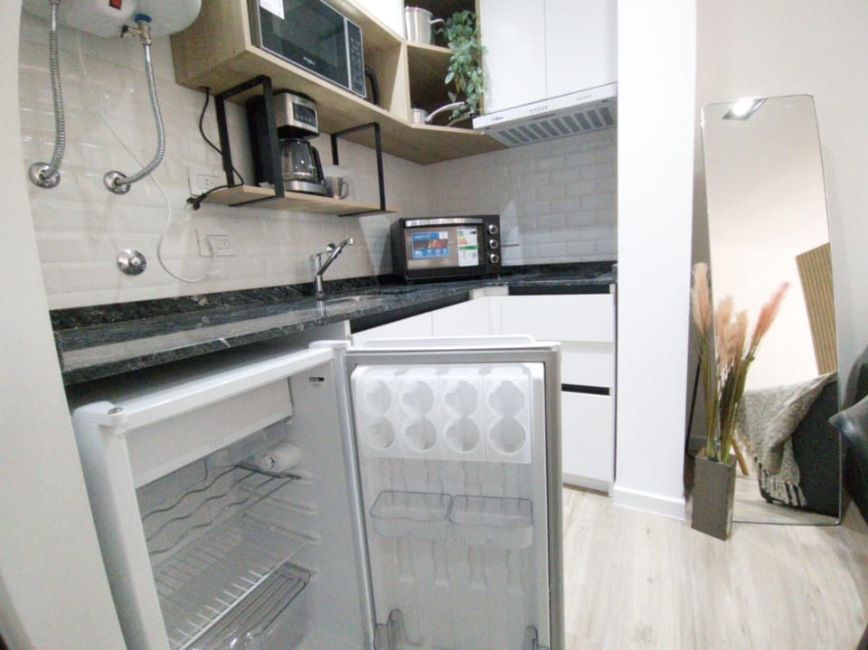 Kitchen or kitchenette, minibar, oven, stove
