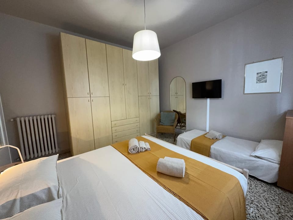 Bed, TV and multimedia, Photo of the whole room, Bedroom, towels