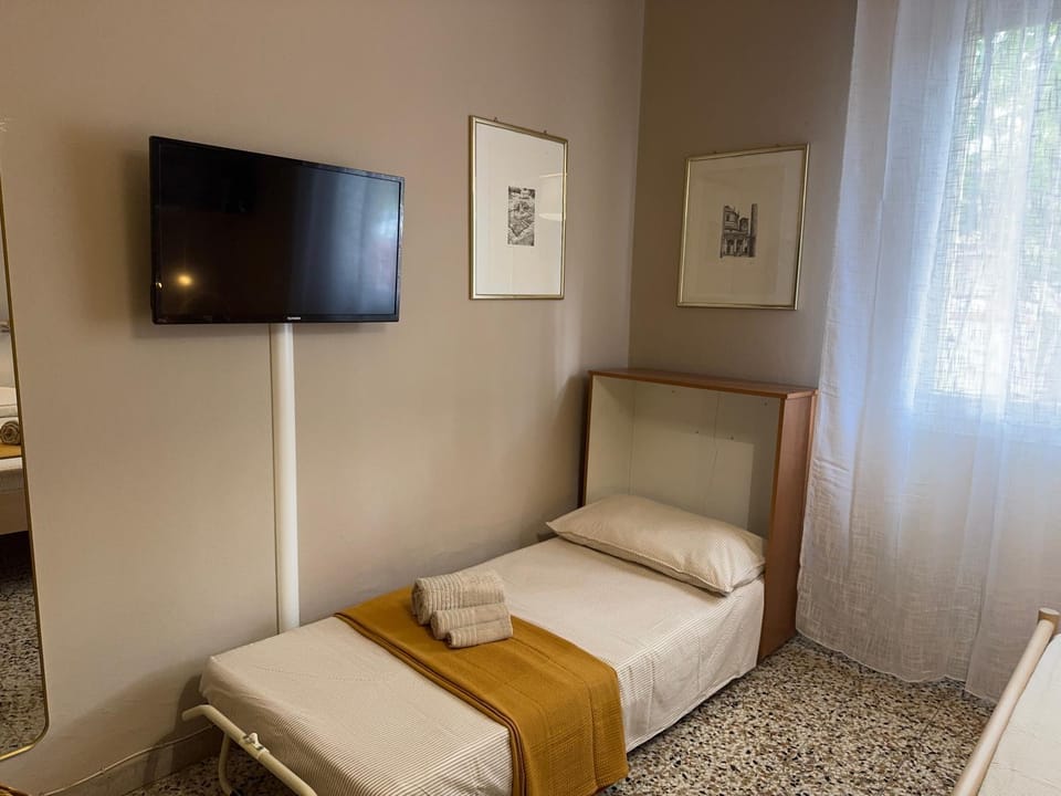 Bed, TV and multimedia, towels