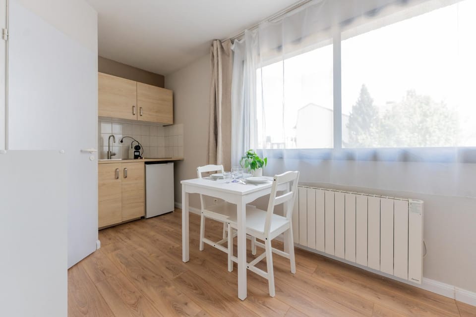 Kitchen or kitchenette, Dining area