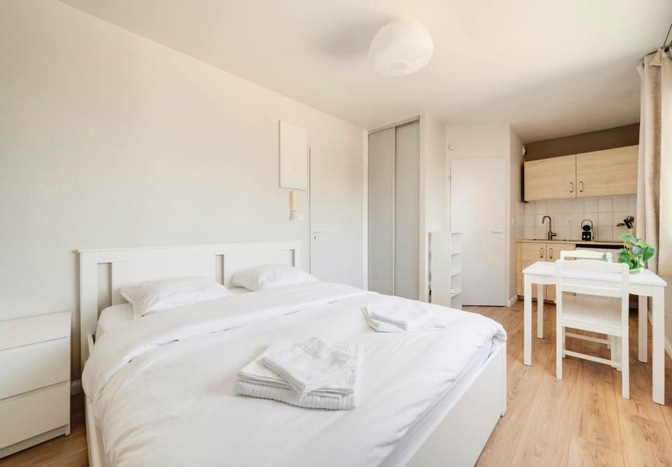 Bed, Photo of the whole room, Dining area