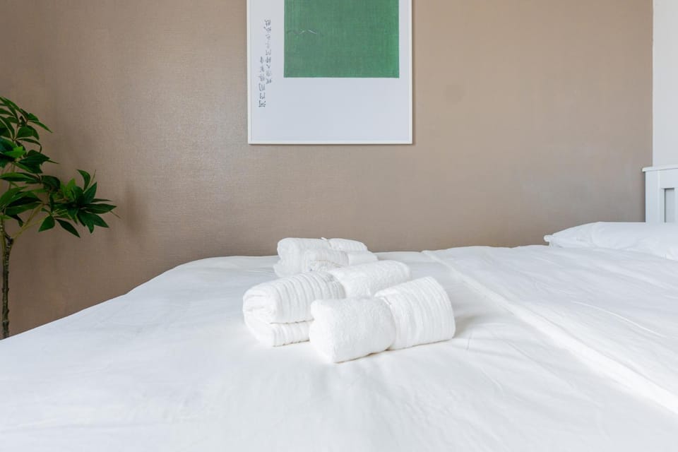 Bed, towels