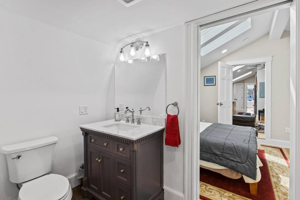 Off the Common Steps to Downtown and Warf Apartment in Marblehead