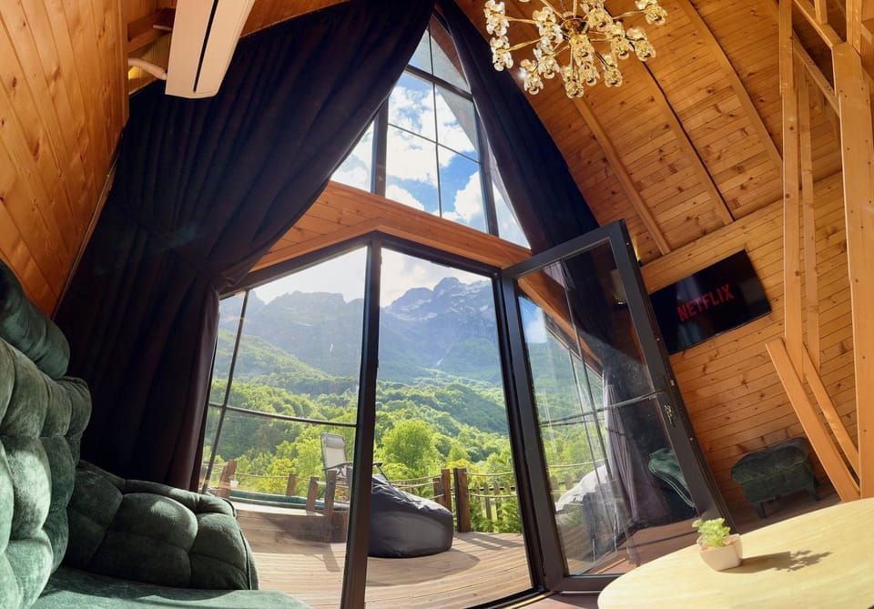 Communal lounge/ TV room, Natural landscape, TV and multimedia, Living room, Seating area, Evening entertainment, Mountain view