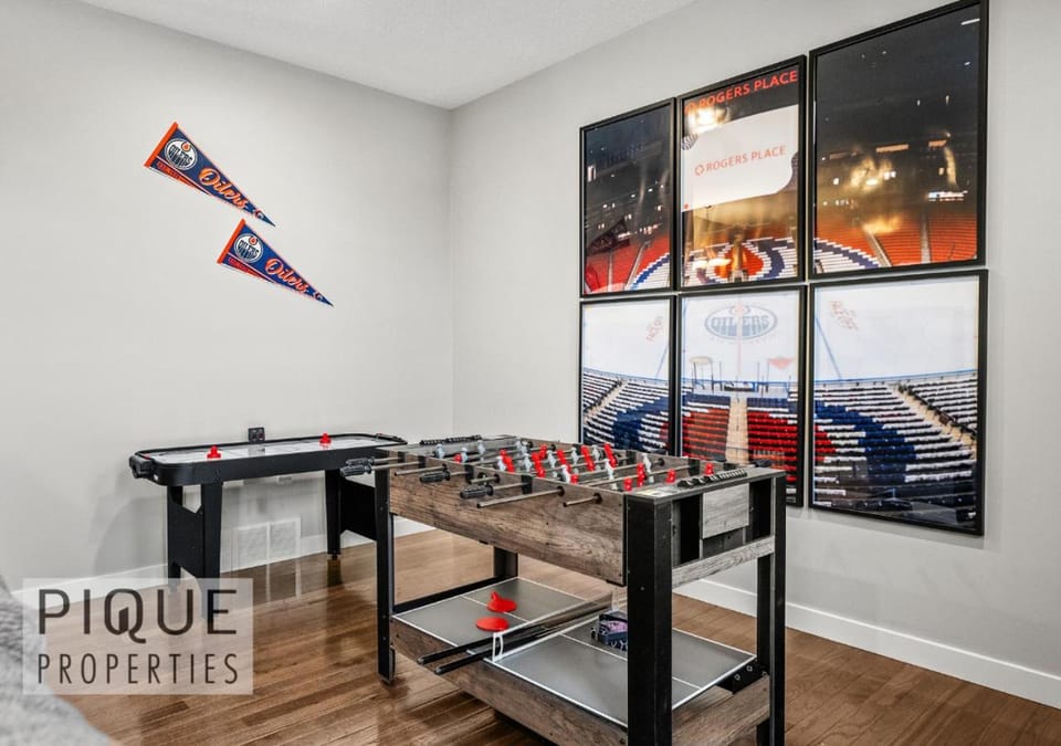 Game Night Getaway - HotTub - AC - BBQ - Firetable - KingBed Apartment in Edmonton