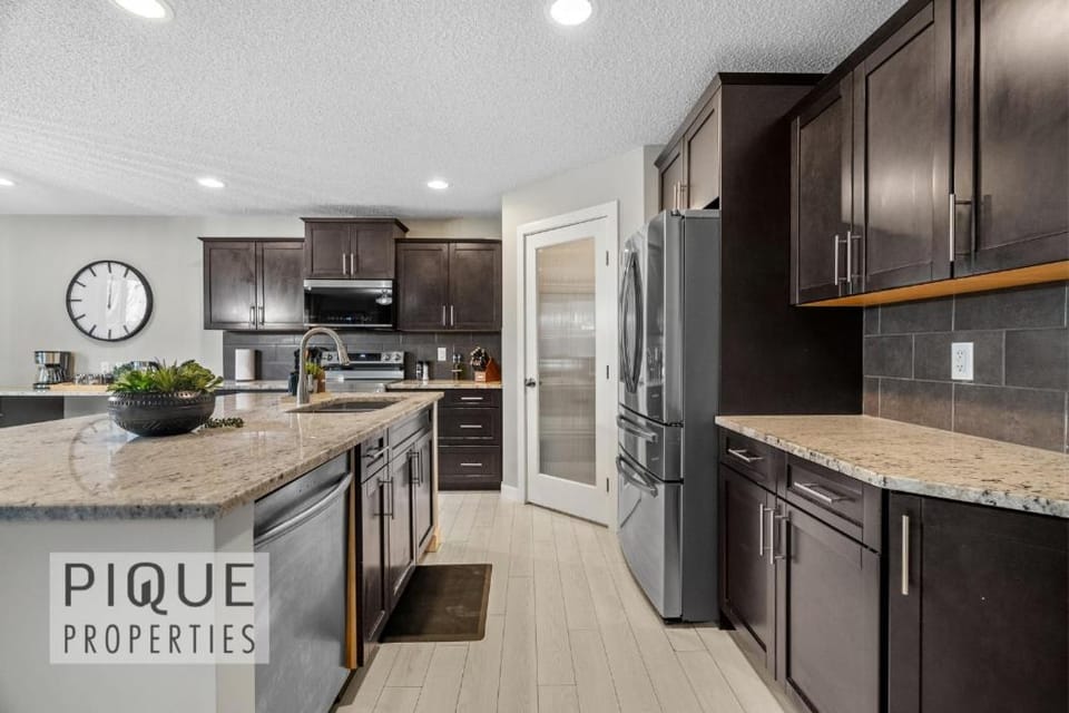 Kitchen or kitchenette, Seating area