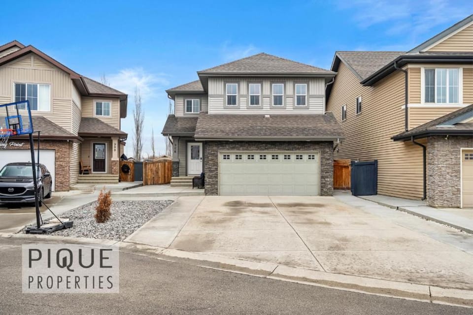 Game Night Getaway - HotTub - AC - BBQ - Firetable - KingBed Apartment in Edmonton
