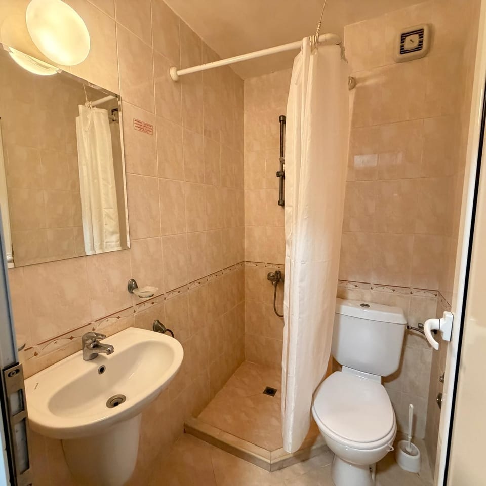 Shower, Toilet, Bathroom, towels