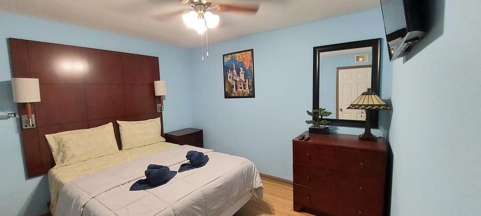 Bed, TV and multimedia, Bedroom