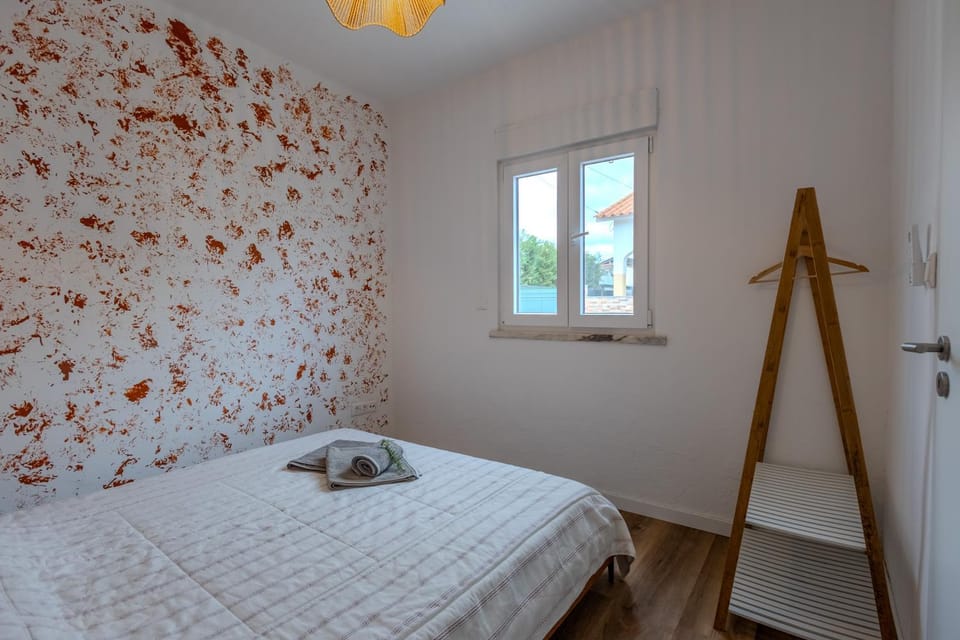 Bed, Bedroom, towels