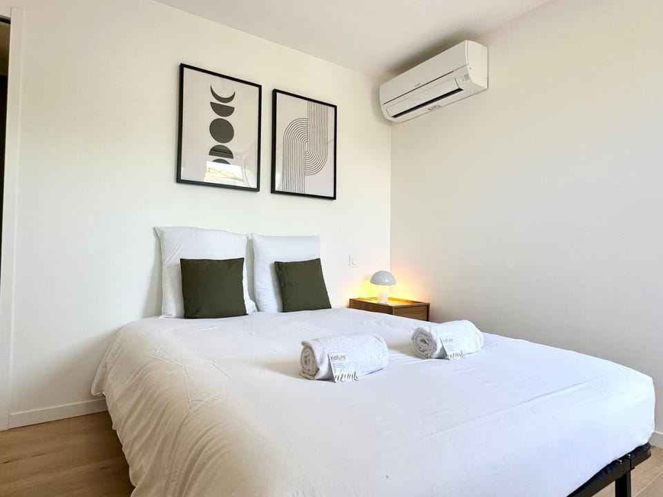 Bed, Photo of the whole room, Bedroom, towels, air conditioner