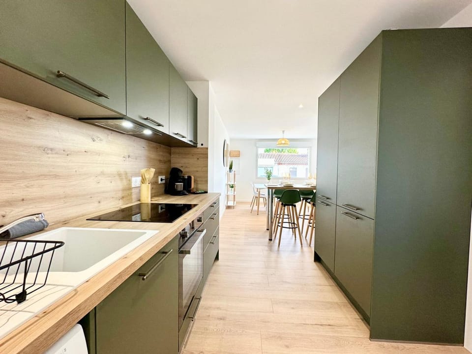 Kitchen or kitchenette, Dining area, oven, stove