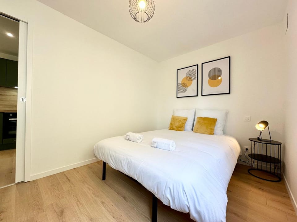 Bed, Photo of the whole room, Bedroom, towels