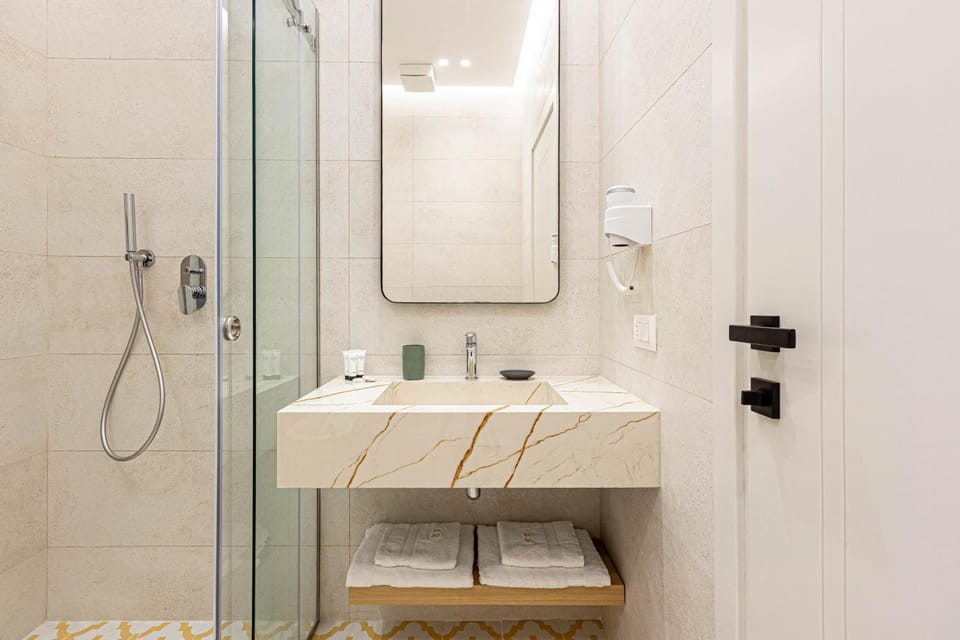 Santorini Luxury Room 2 - Beach Access, Parking and more Apartment in Vlorë County, Albania