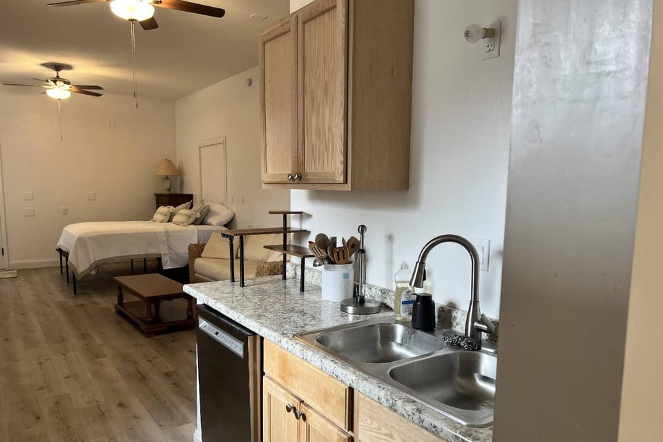 New Listing Bring Your Boat Private Dock + Trailer Parking + Minutes to Crab Island. Apartment in Wright