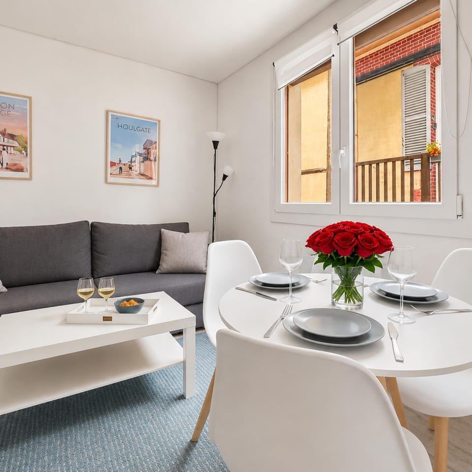 Communal lounge/ TV room, TV and multimedia, Living room, Seating area, Dining area
