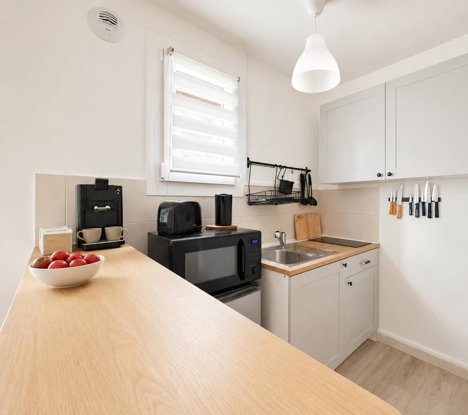 Coffee/tea facilities, Kitchen or kitchenette, microwave, minibar, stove, toaster