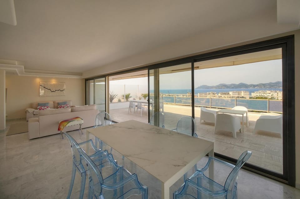 View (from property/room), Balcony/Terrace, Living room, Dining area, Sea view
