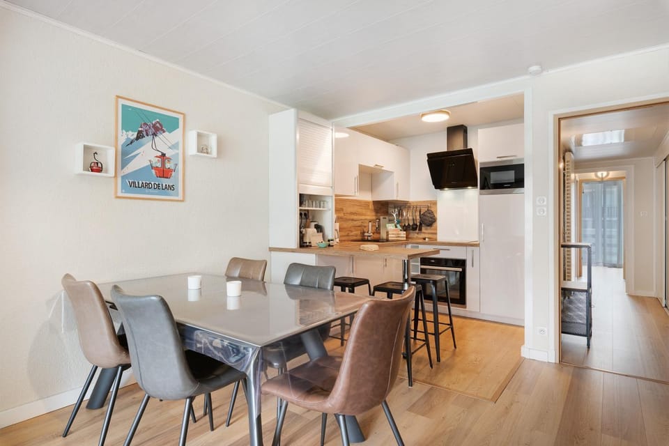 Property building, Kitchen or kitchenette, Living room