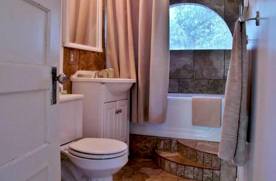 Lovely Cabin Retreat Ideal for Romantic Escape in Geyserville, California Cabin in Geyserville